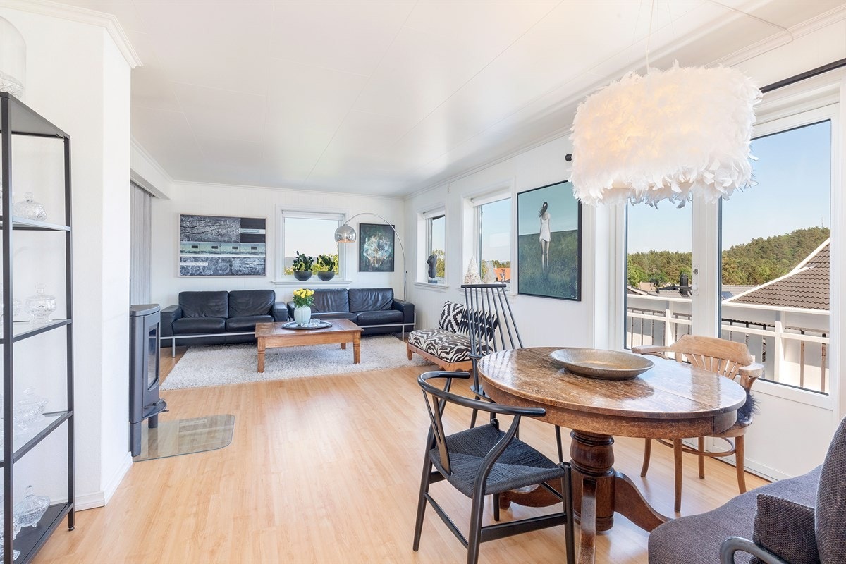 Stue med utgang til stor solrik terrasse rundt huset Galleribilde