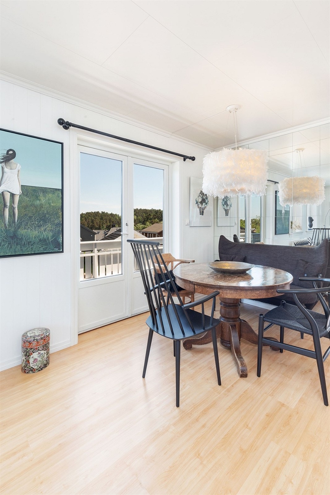 Stue med utgang til stor solrik terrasse rundt huset Galleribilde