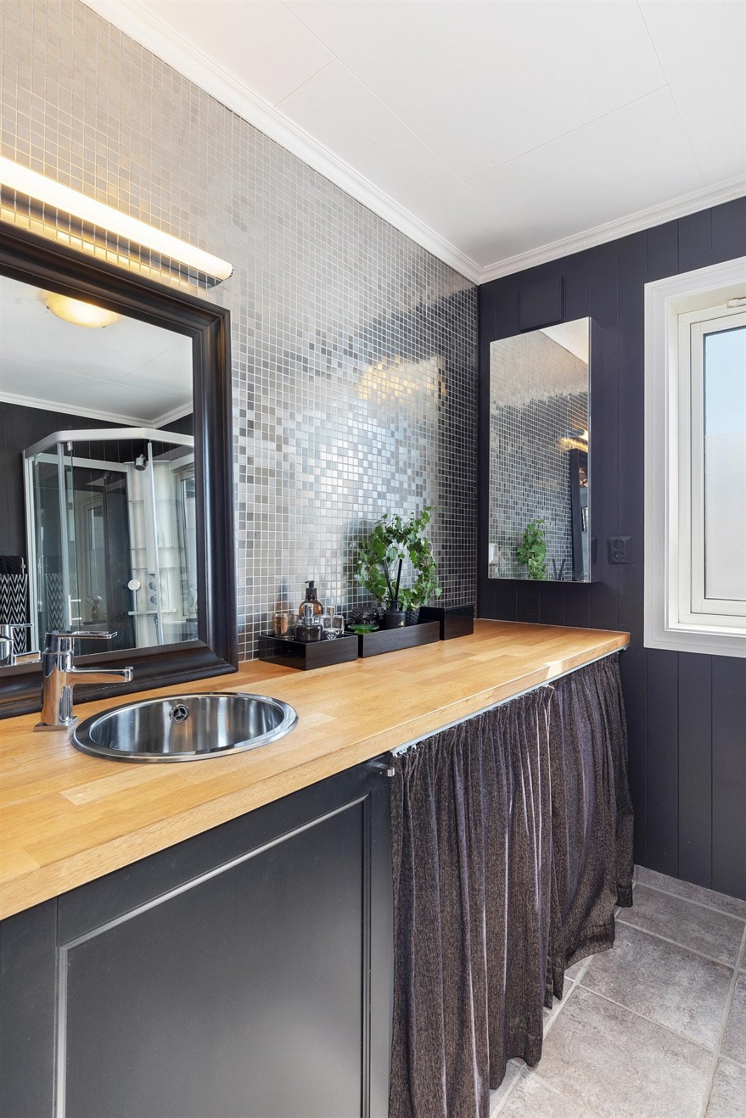 Pent fliselagt bad i 1.etg Galleribilde