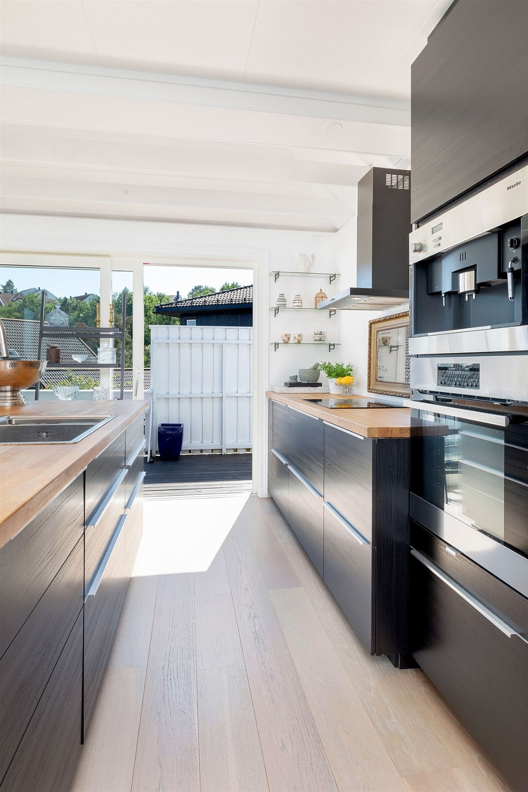 Flott påbygd kjøkken i 2015 med eik plank på gulv, integrerte hvitevarer og stor kjøkkenøy Galleribilde