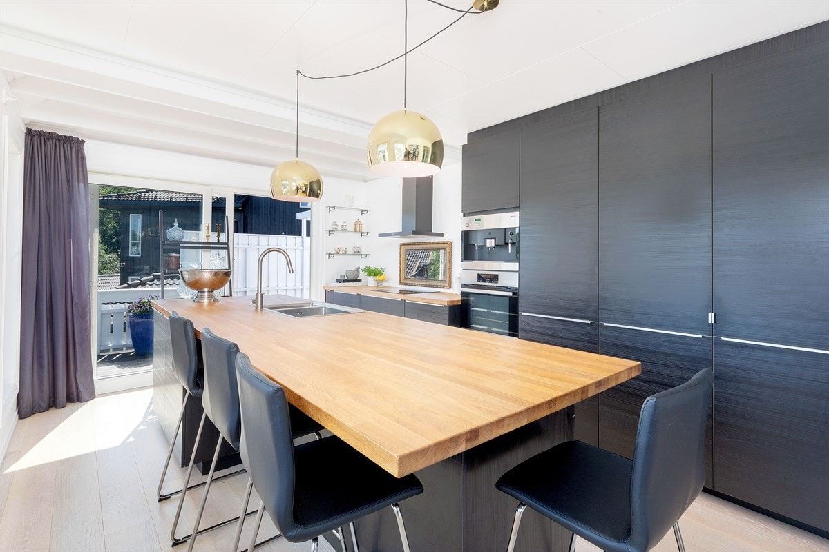 Flott påbygd kjøkken i 2015 med eik plank på gulv, integrerte hvitevarer og stor kjøkkenøy Galleribilde