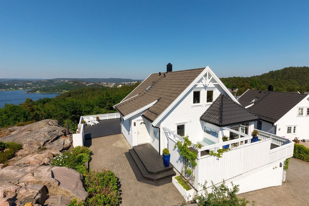 Meget godt beliggende enebolig i enden av blindvei. Nydelig utsikt Galleribilde