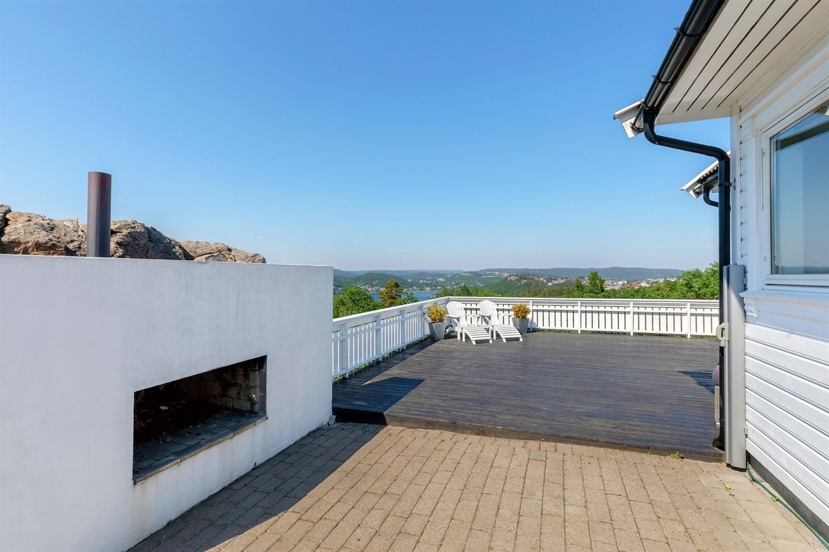 Stor solrik usjenert terrasse med utepeis og nydelig utsikt, Galleribilde