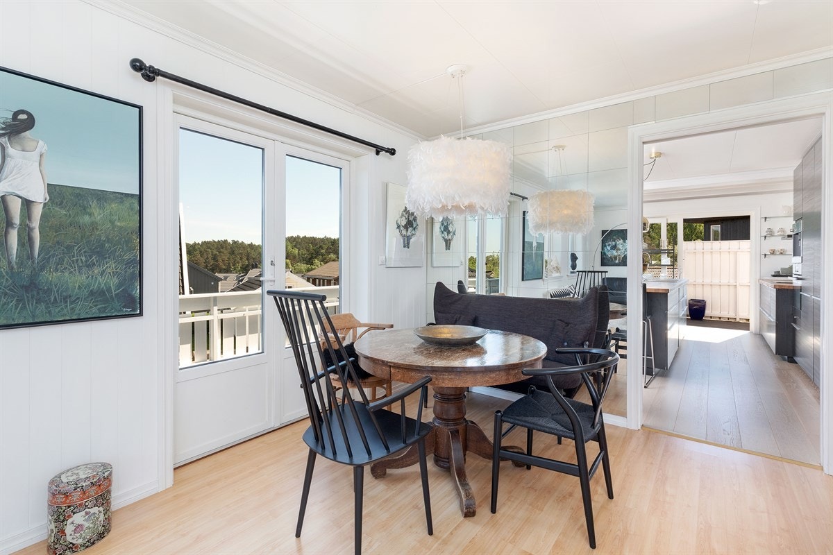 Stue med utgang til stor solrik terrasse rundt huset Galleribilde