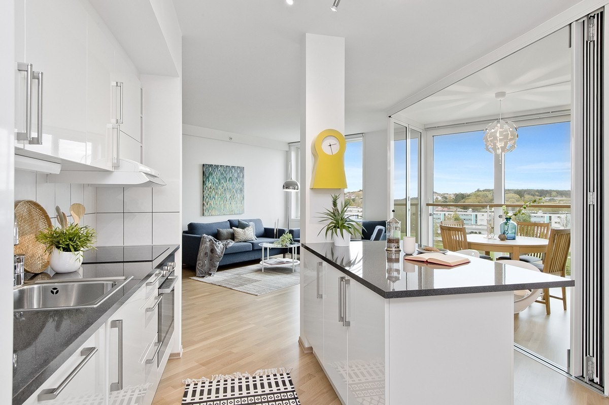 Rålekkert kjøkken med praktisk øy med barløsning Galleribilde