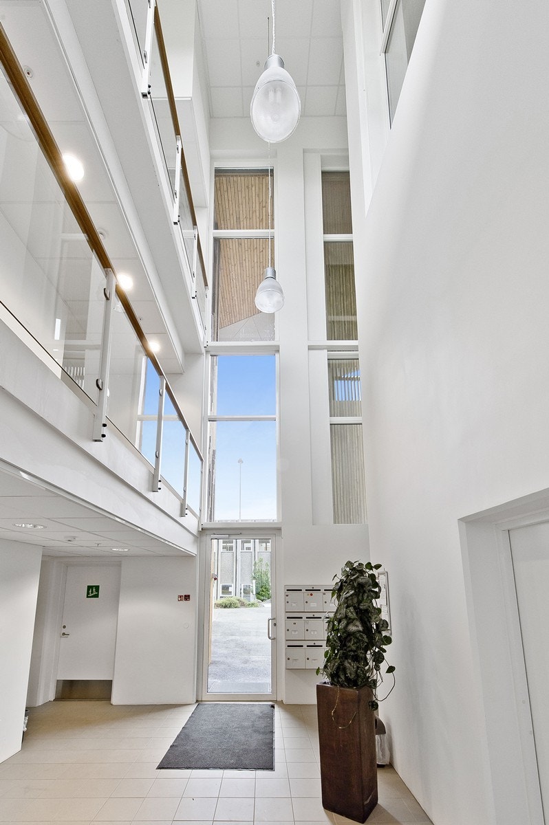 Tøff entrè til boligblokken med god takhøyde Galleribilde