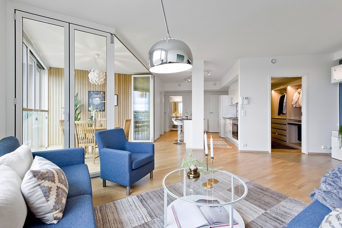 Delvis åpen løsning mellom stue og kjøkken Galleribilde