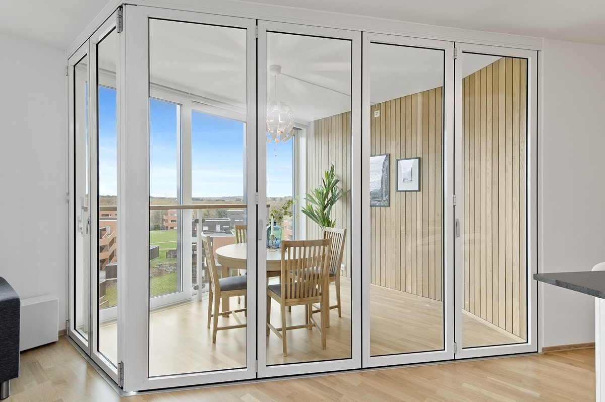 Innglasset hagestue brukt til spisestue Galleribilde