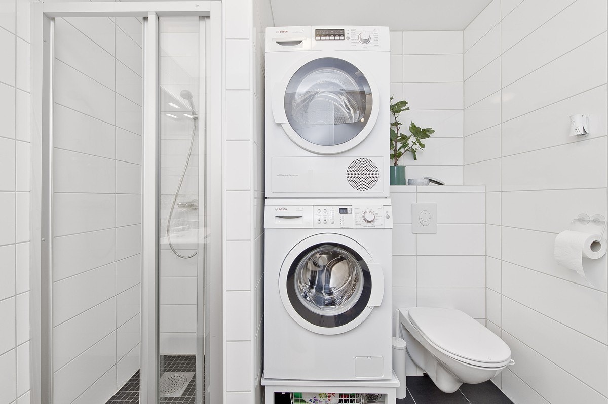 Helfliset bad med vegghengt toalett og opplegg til vaskemaskin Galleribilde