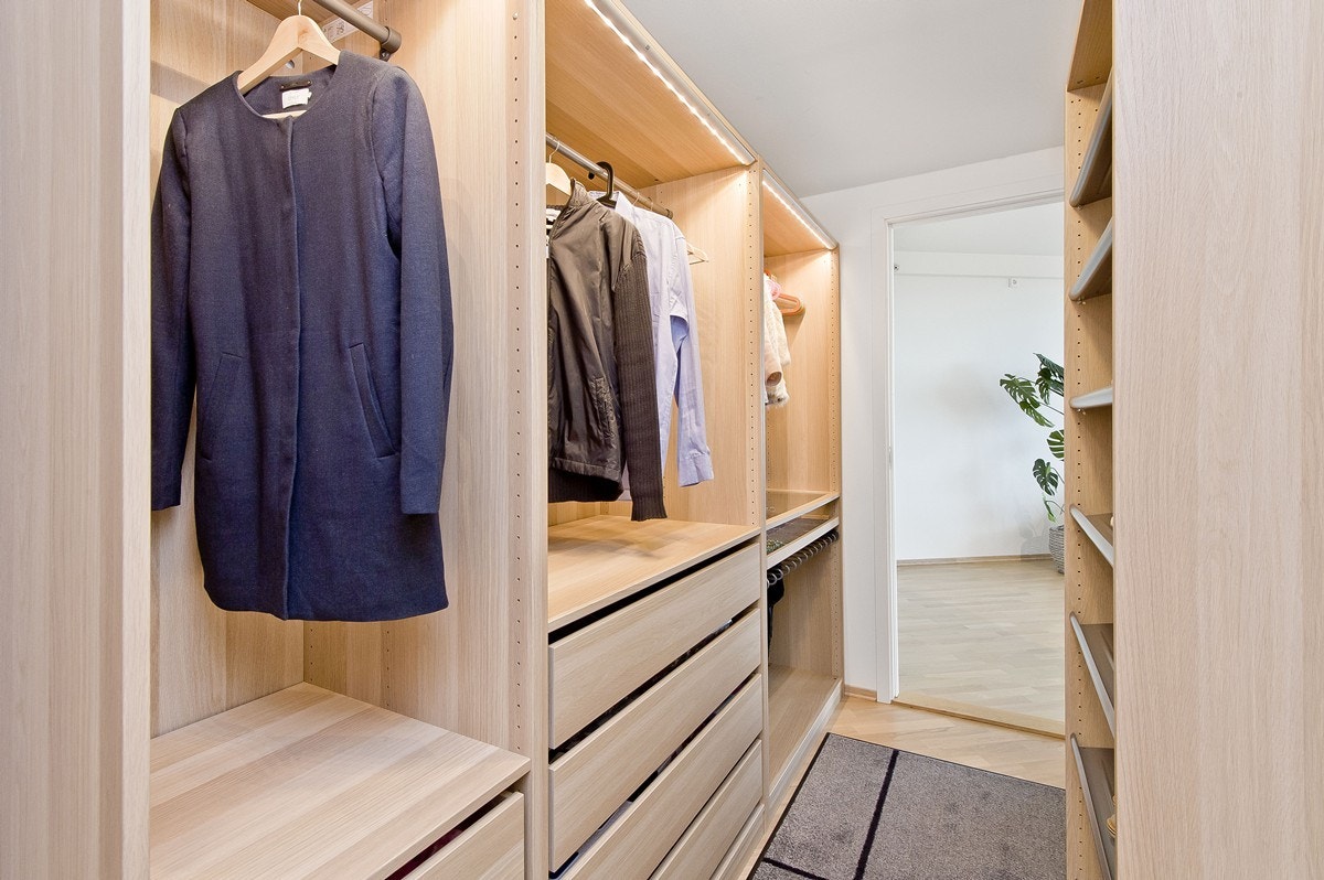 Praktisk og genial løsning i walk in closet/bod Galleribilde