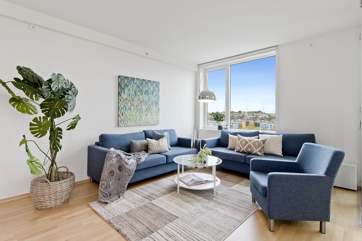 Romslig og lys stue med parkett på gulv Galleribilde