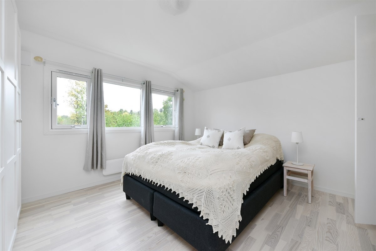 Stort og lyst hovedsoverom. Galleribilde