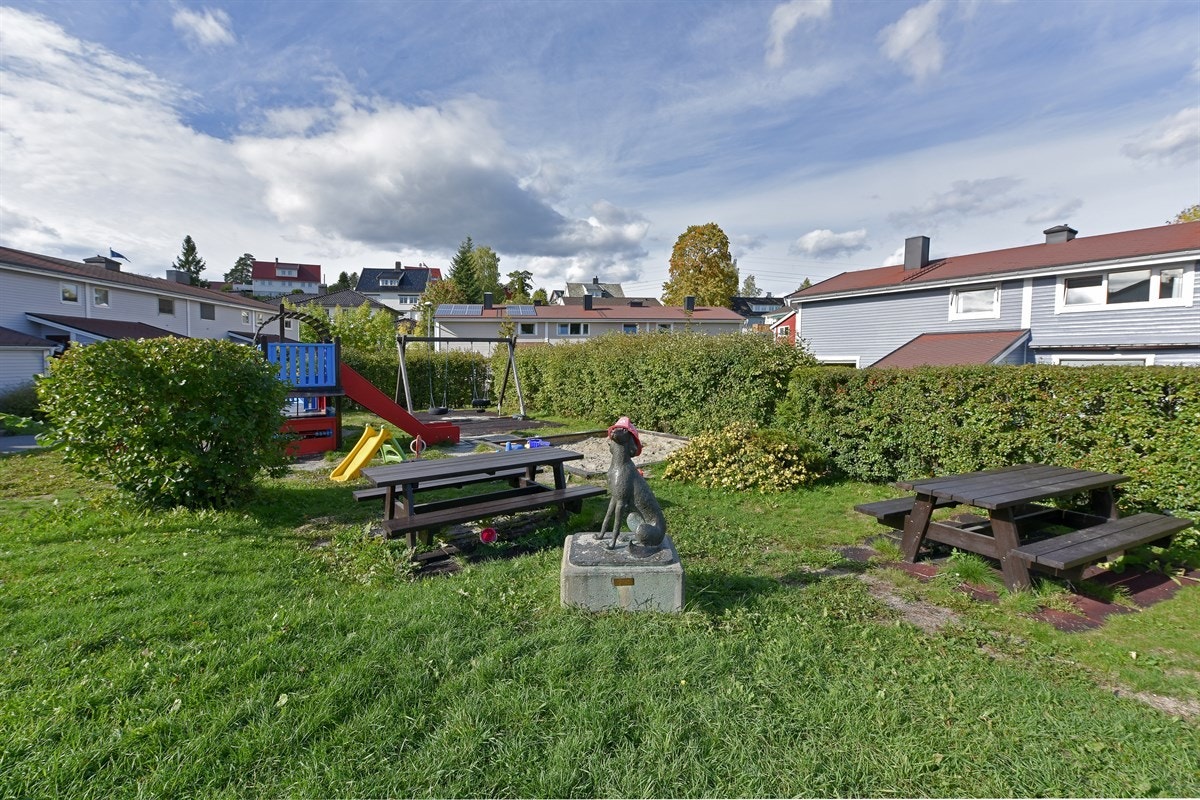 Du finner både lekeplass, skøytebane og akebakker i nærområdet, i tillegg til et flott skogsområde med gode muligheter for lek og aktivitet. Galleribilde