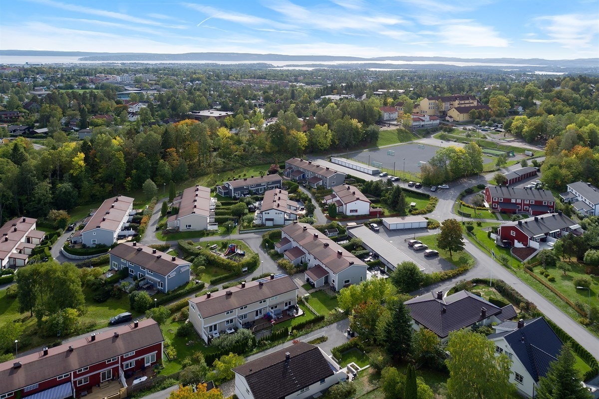 Rekkehuset ligger i et barnevennlig og særs attraktivt boligområde på Haslum/Bekkestua i Bærum kommune, like ved Haslum barneskole. Galleribilde