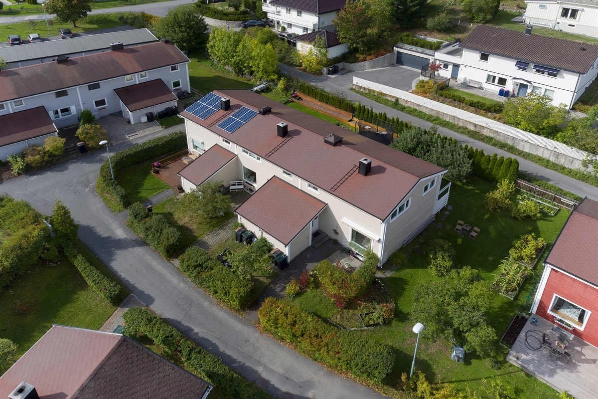 Området har nærhet til flere skoler, barnehager, god offentlig kommunikasjon, samt et rikt utvalg av fasiliteter og servicetilbud. Galleribilde