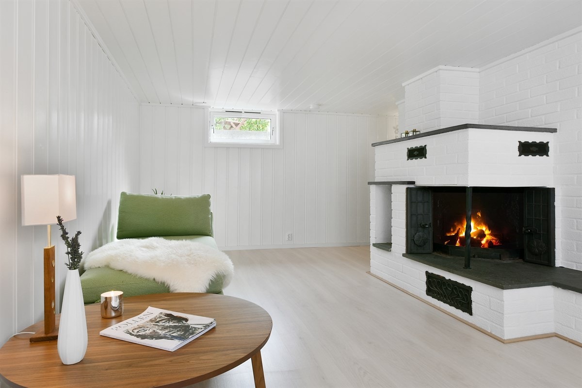 Kjellerstuen har en nydelig åpen peis. Galleribilde