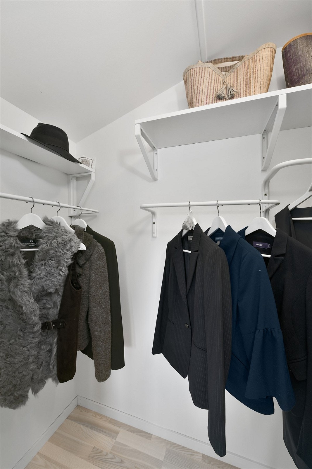Hovedsoverommet har et praktisk walk-in closet, som er innredet med flere hyller og oppheng. Galleribilde