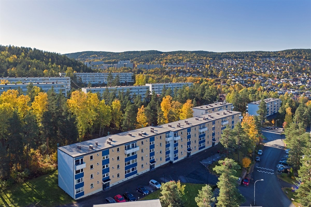 Området har gode solforhold og utsikt mot Drammensfjorden, samt nærhet til skoler, barnehager, offentlig kommunikasjon og bymessige fasiliteter. Galleribilde