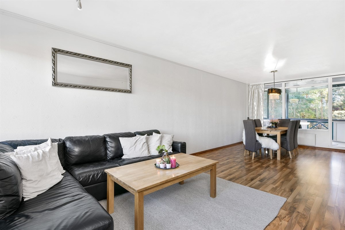 God plass i stuen til møblement og spisebord. Galleribilde
