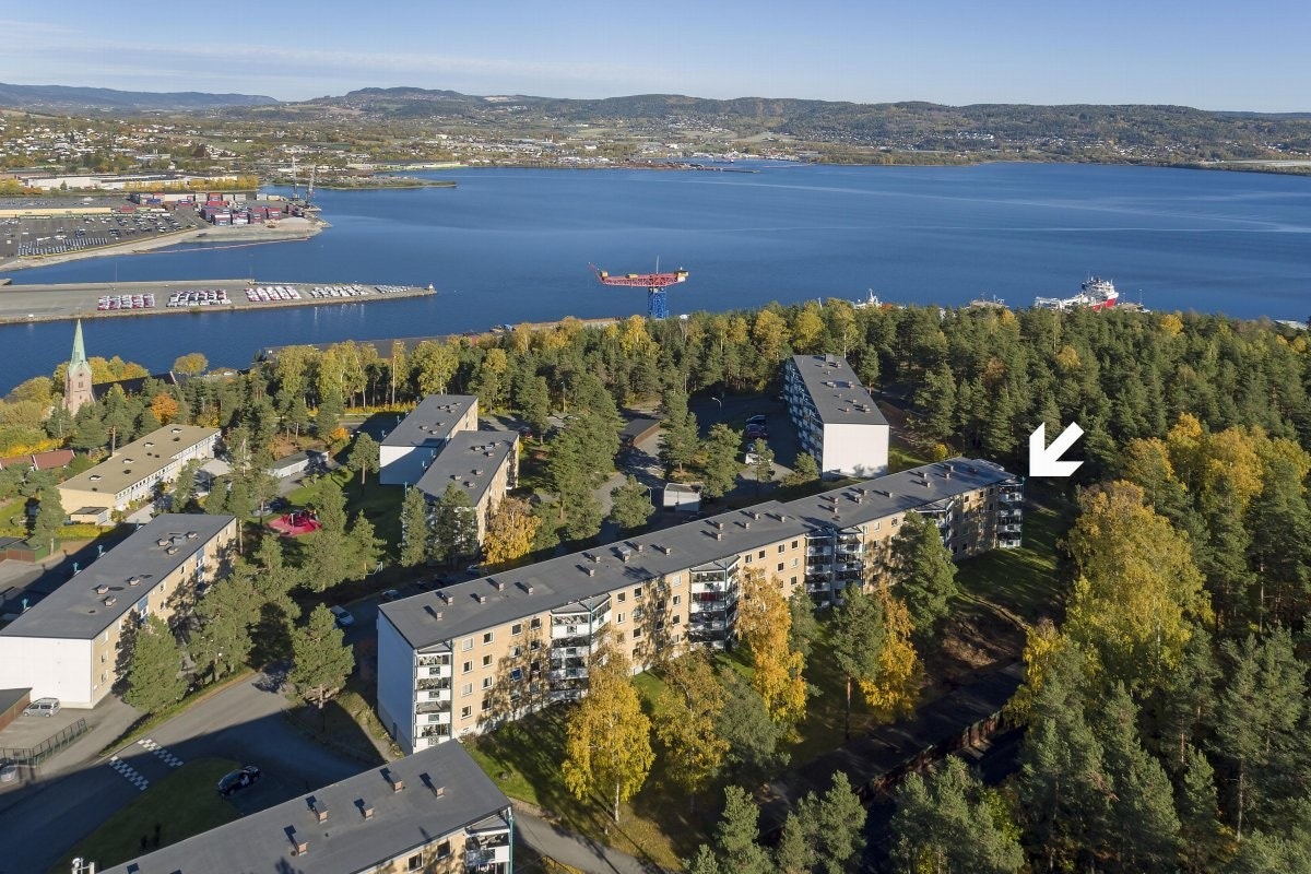 PrivatMegleren ved John Granly Steen og Kristian Arthur Brunvoll har gleden av å presentere denne luftige og meget tiltalende 3-roms andelsleiligheten med god standard, fin utsikt, innglasset, sydvendt balkong og p-plass. Galleribilde