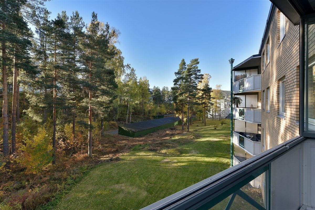 Balkongen har grått pvc-belegg på gulv, tett, platekledd rekkverk med sentrert glassfelt, samt god plass for utemøblement. Galleribilde