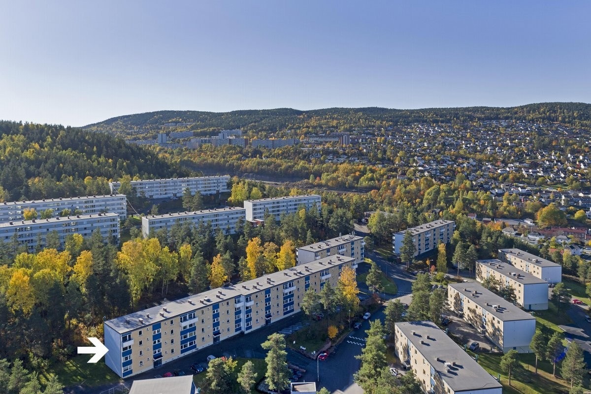 Her bor du idyllisk til i skogkanten, med gode solforhold til tilnærmet usjenert, sydvendt og innglasset balkong, samt fin utsikt fra nordvendte vindusflater. Galleribilde