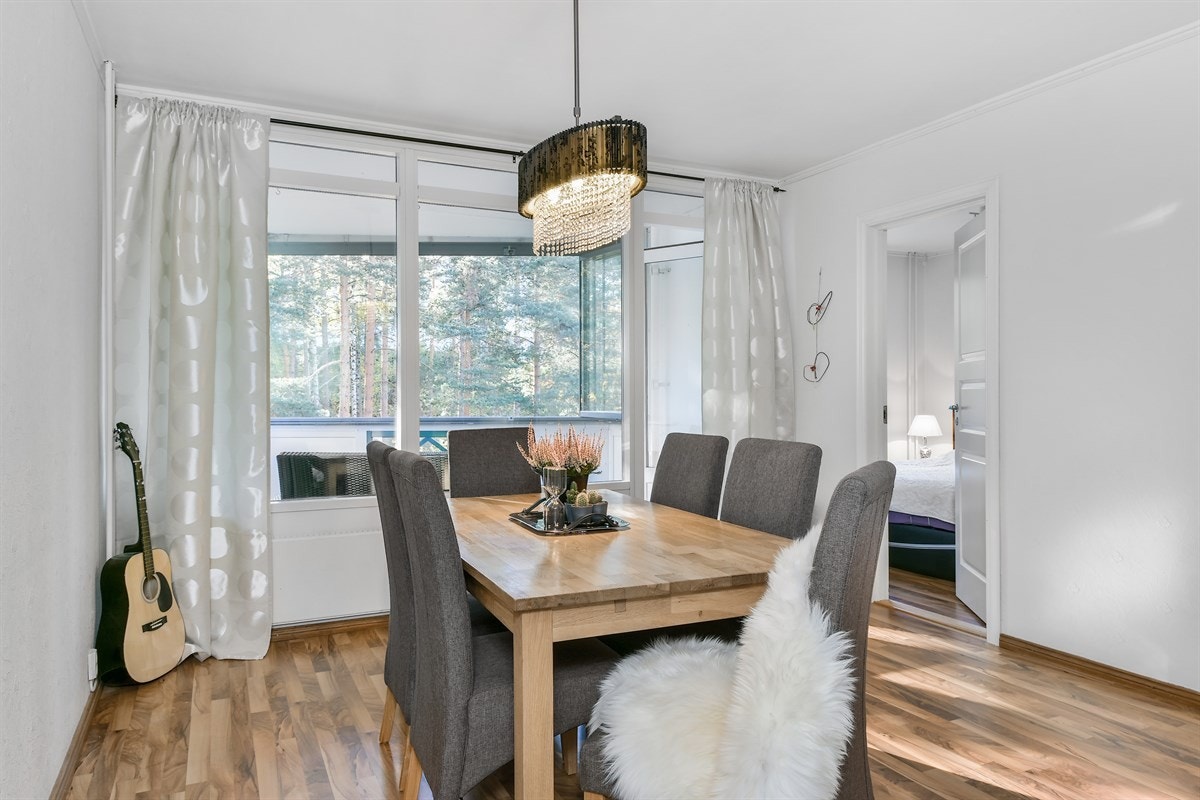 Leiligheten har utgang fra stuen til en innglasset, sydvendt balkong på ca. 8 kvm med innsynsfri orientering mot frodig skog. Galleribilde