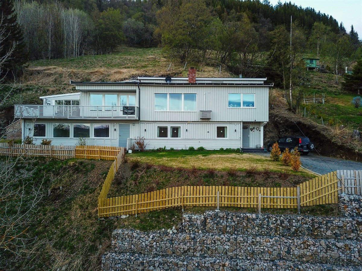 - PRIVATmegleren v/Sondre Jakobsen har gleden av å ønske velkommen til Samaåsen 28!- Eiendommen ligger majestetisk til helt for seg selv.