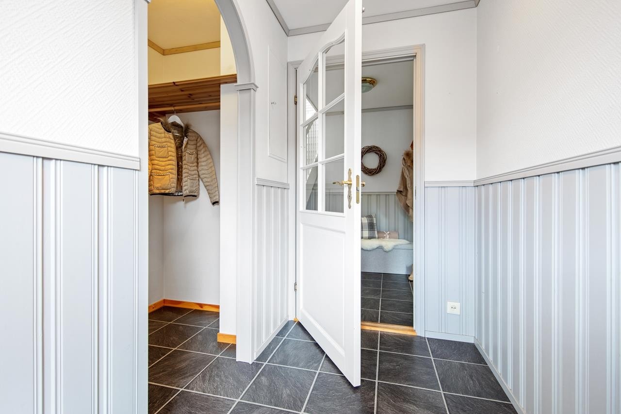 Godt med garderobemuligheter ved inngangen. Galleribilde
