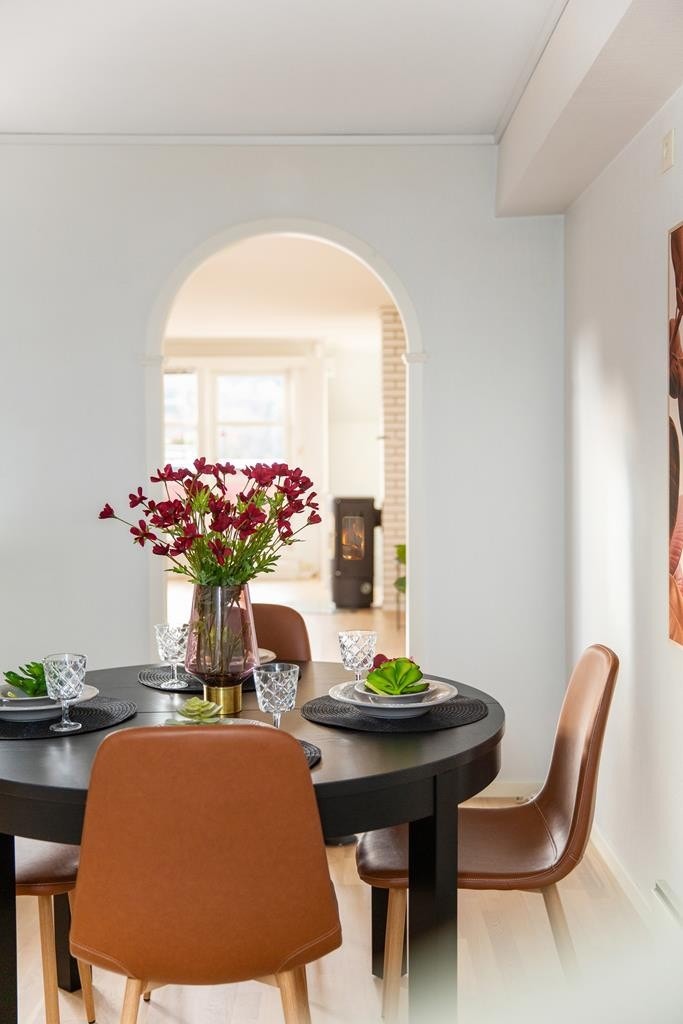 Boligen har en god planløsning og åpne rom som gjør det enkelt å møblere. Galleribilde