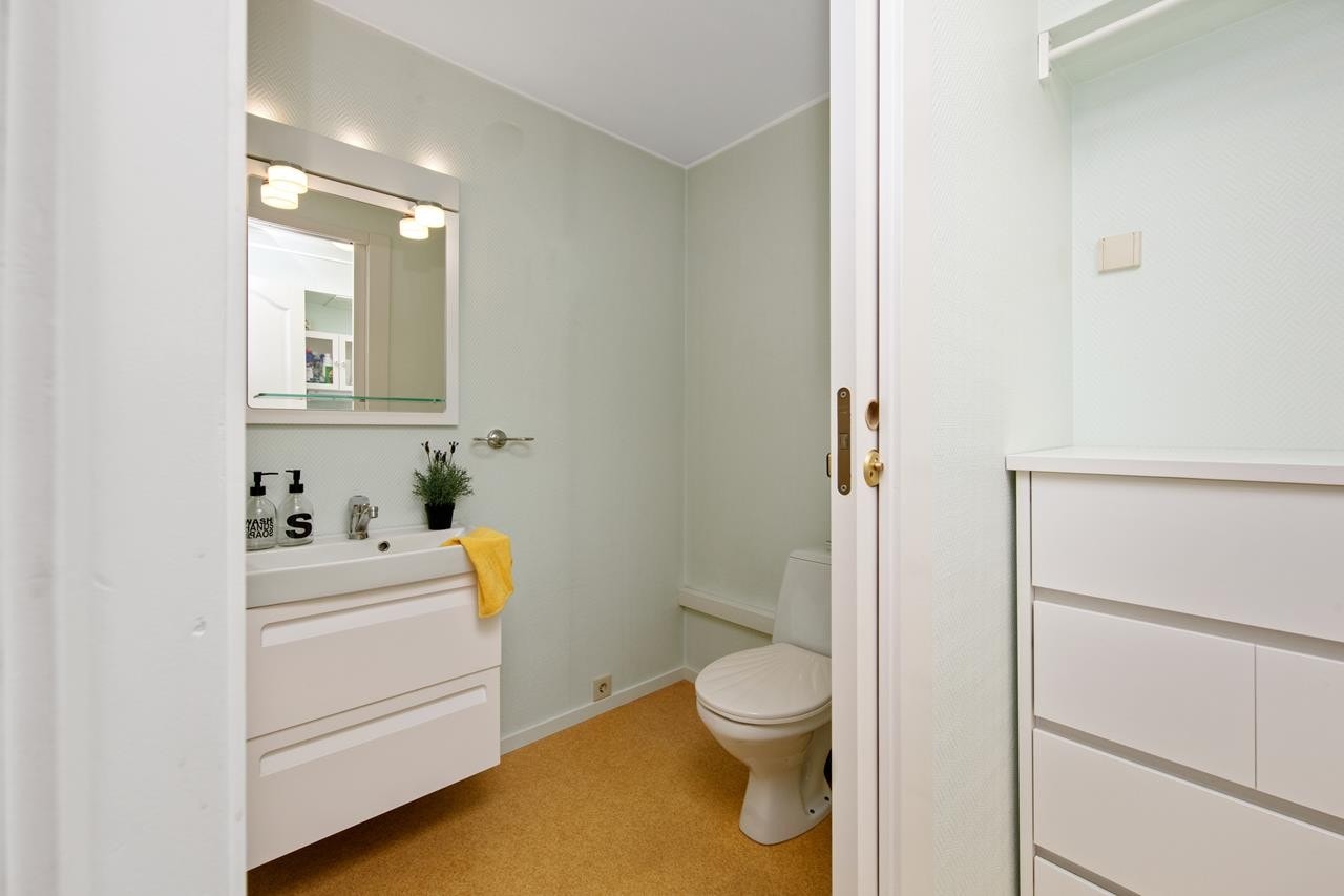 Toalettet og vaskerommet er plassert ved kjøkkenet. Galleribilde