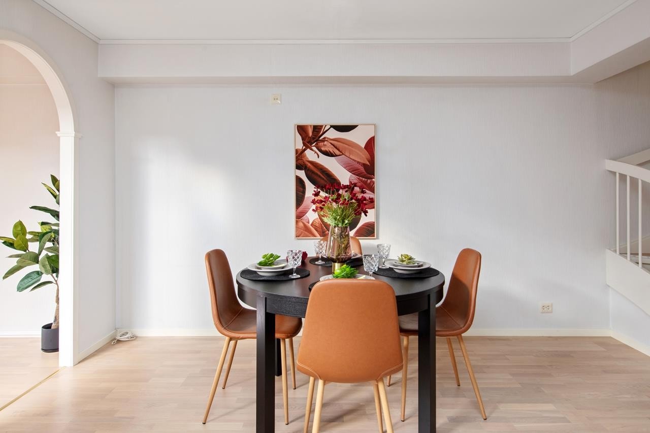 God plass til et større spisebord på kjøkkenet, perfekt i en travel hverdag. Galleribilde