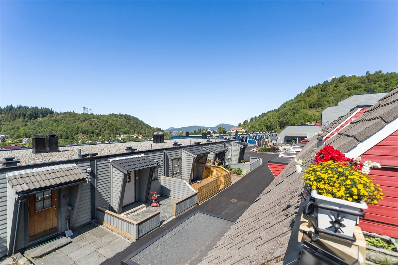 Fra boligen er det kort vei til skoler, barnehager, buss som har ekspressavganger i rushtiden og matbutikk. Galleribilde