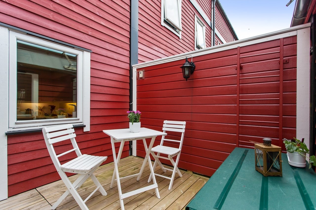 Et flott sted å tørke klesvaske, ha lekerom eller bruke som en ekstra uteplass. Galleribilde