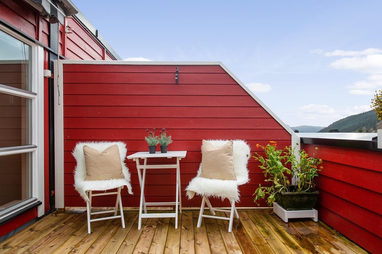 Fra stuen er det utgang til en terrasse hvor man kan nyte sol og utsikt utover nærområdet. Galleribilde