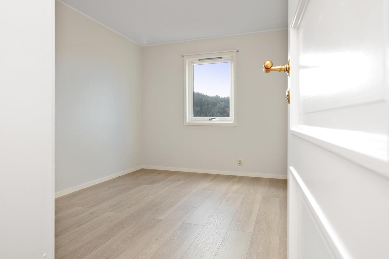 Boligen har 3 soverom, begge i 2. etasje er nettopp pusset opp. Galleribilde