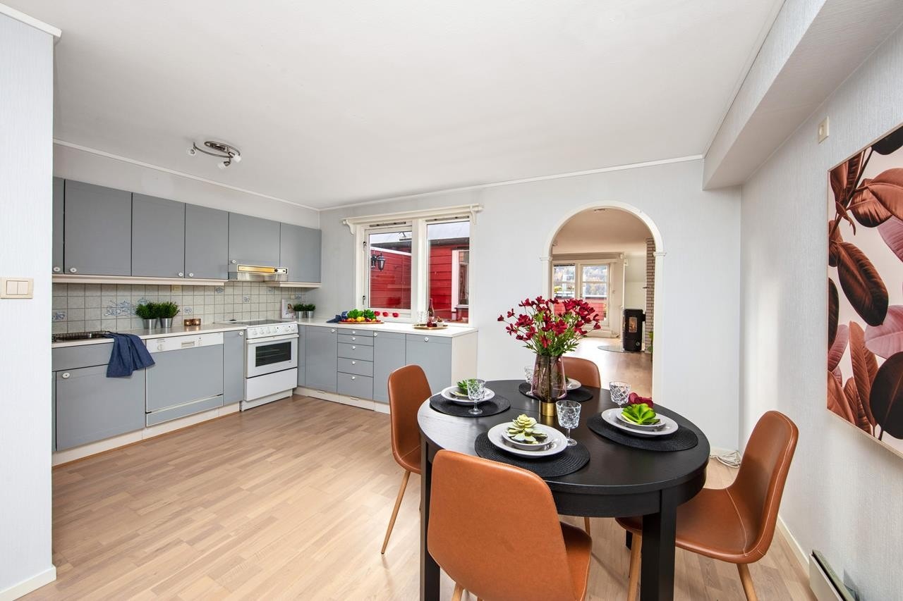 Kjøkkenet har flere smarte løsninger med sokkelskuffer og flere gode oppbevaringmuligheter. Galleribilde