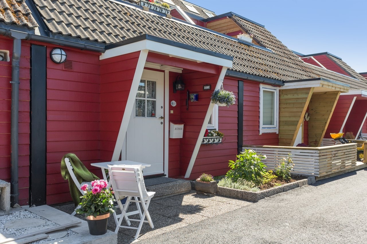 Tilhørende boligen er en parkeringsplass i lukket garasjeanlegg. Det er for øvrig trappefri adkomst fra garasjen til boligen. Galleribilde