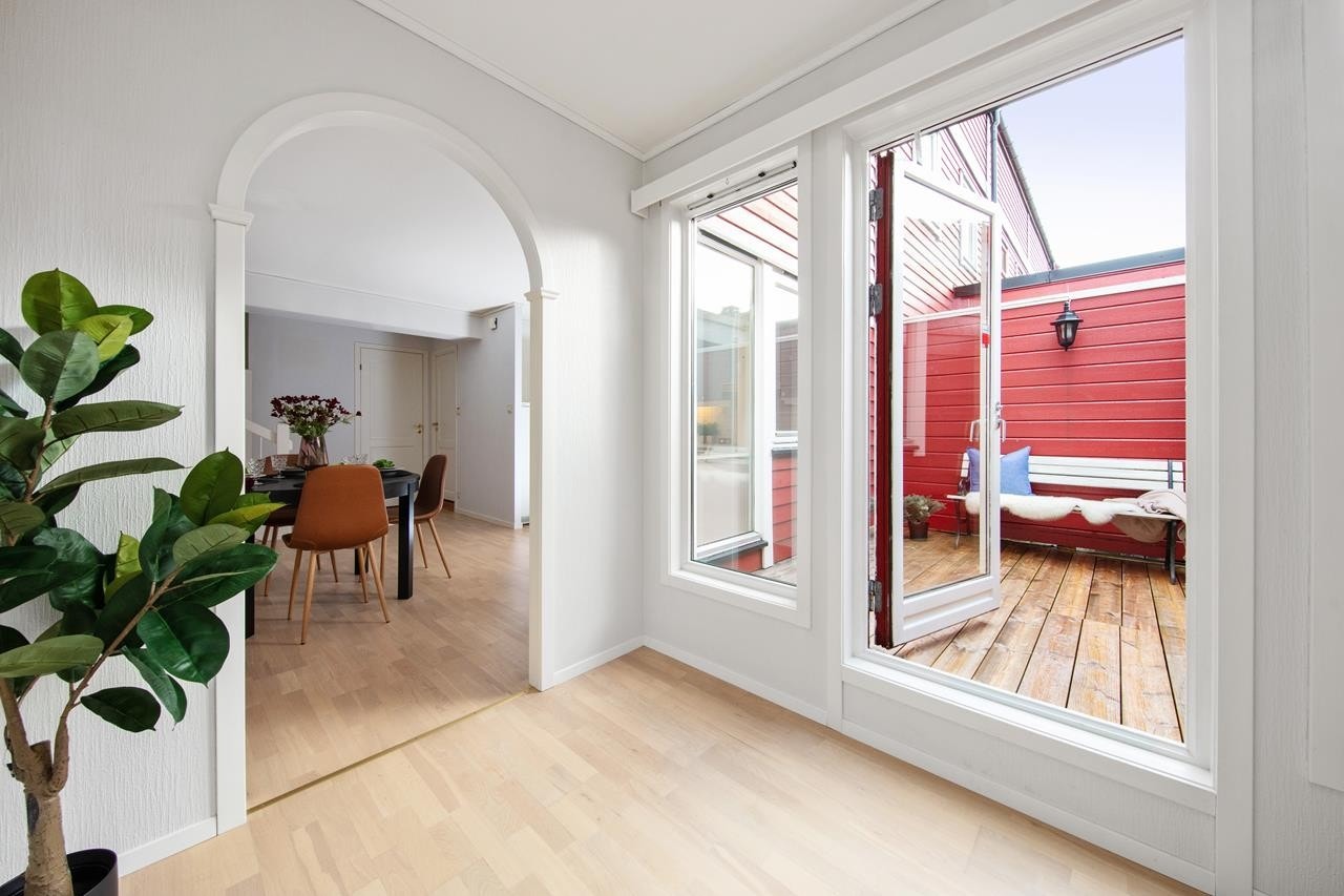 Mellom stue og kjøkken finnet vi et atrium som bidrar til å slippe inn godt med dagslys i boligen. Galleribilde