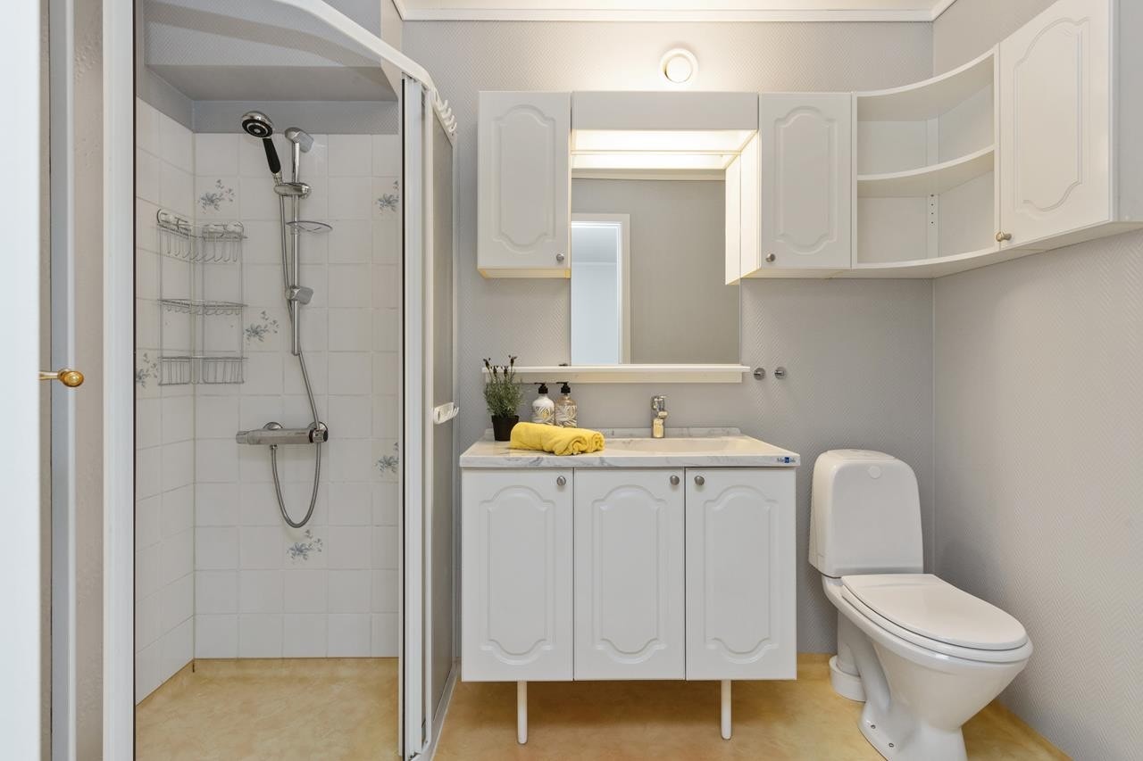 Badet fungerer godt i dag og har varme i gulvet. Veggene er nylig malt i en fin gråtone. Galleribilde