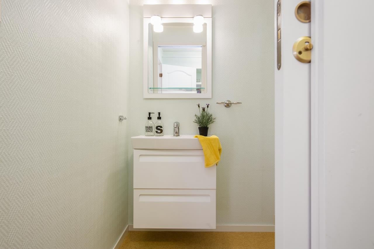 Boligen har et bad og ett toalett kombinert med vaskerom. Galleribilde