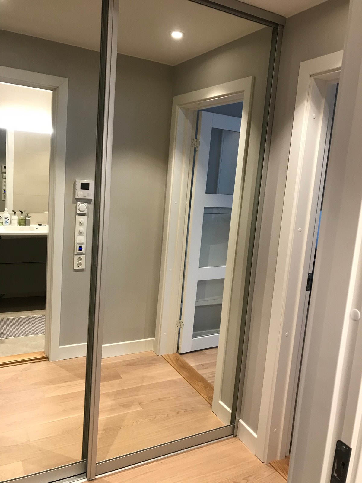 Garderobe i gang Galleribilde