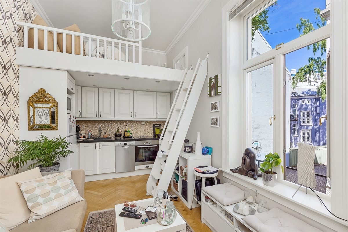 1. etasje. Hybelleilighet - med samme høye standard. Bestående av stue/kjøkken, sovehems og eget bad. Galleribilde