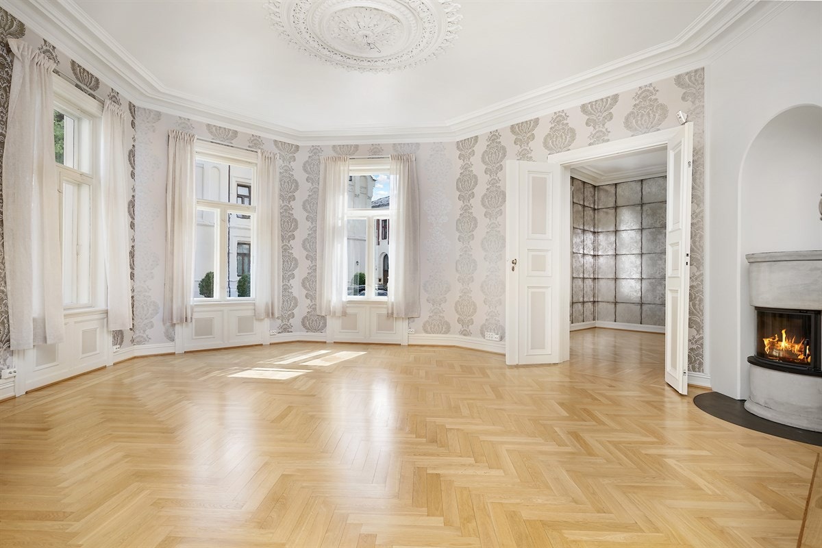 Leilighet 1. etasje. Stuen har nydelig stukkatur og en vakker takrosett av de rent sjeldne. Galleribilde