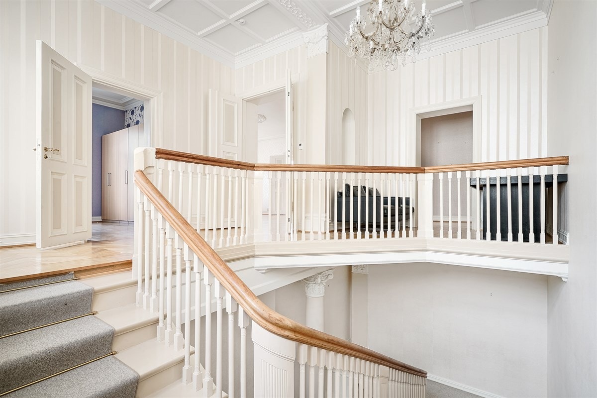 Trappeløp opp til 2. etasje. Stukkatur, tofløyede dører, takrosetter og trapper er restaurert, og alt fremstår som meget flott. Galleribilde