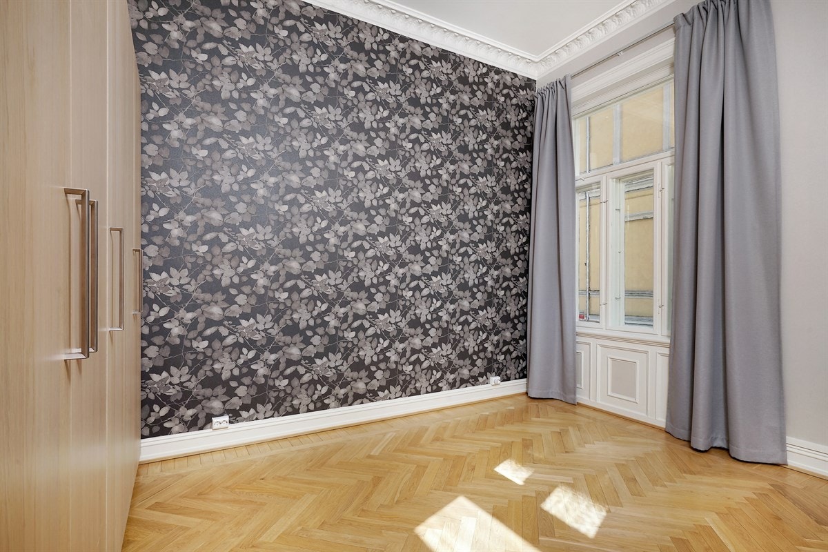 Leilighet 1. etasje. Leiligheten har tre soverom med parkettgulv og tapetserte vegger. Galleribilde