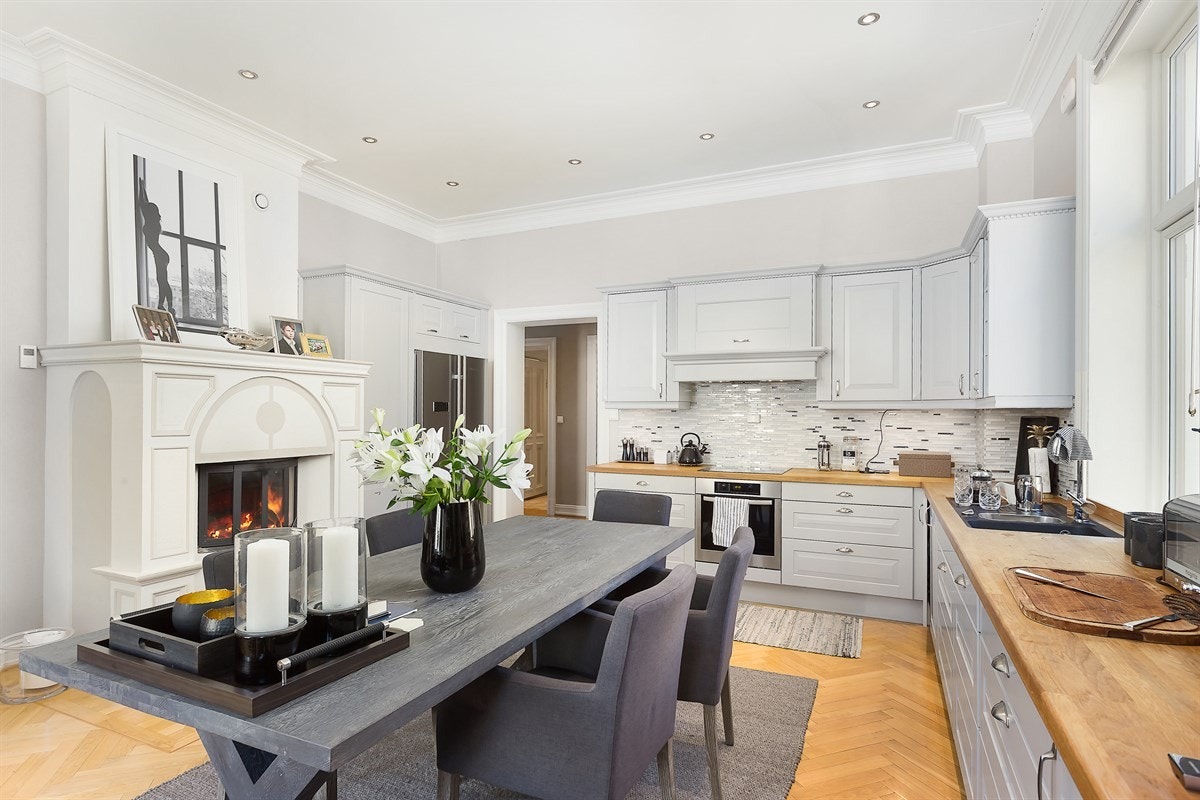 Leilighet 2. etasje. Kjøkkenet har ildsted og god plass for et større spisebord. Her er det hyggelig å lage mat og servere gjester. Galleribilde