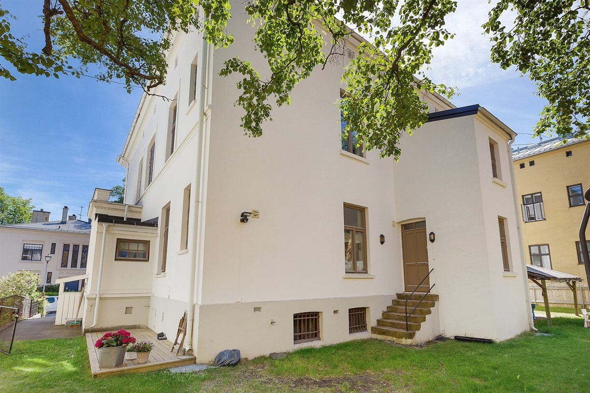 Bakhagen ligger skjermet av et tett gjerde og har godt med boltreplass, rom for lekeapparater og fin plass for ulike møbelgrupper under trærne. I det ene hushjørnet er det laget en markterrasse. Galleribilde