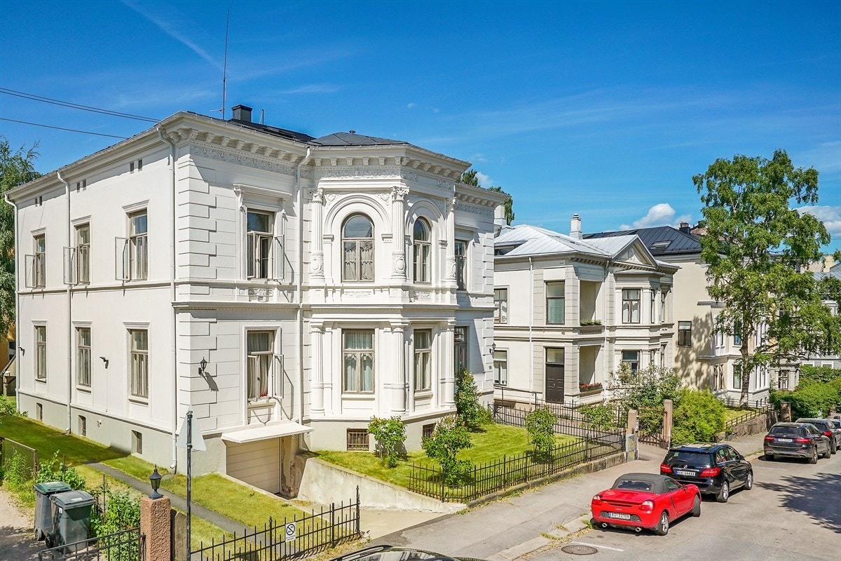 Sjelden mulighet i Uranienborg Terrasse - Fasjonabel praktvilla på nær 900 kvm BRA, med 2 utsøkte leiligheter, hybel, uinnredet kjeller og råloft. Tomt på 753 kvm, renovert i 2011-2013 og påkostet varmeanlegg. Garasje og p-plasser. Galleribilde