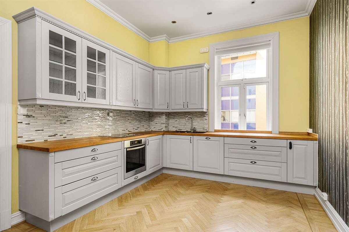 Leilighet 1. etasje. Kjøkkenet har innredning plassert i vinkel og god plass for frokostbord Galleribilde